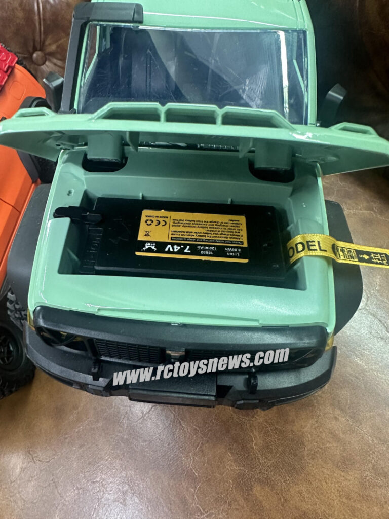 MN MODEL MN300 RC Car battery zoom out